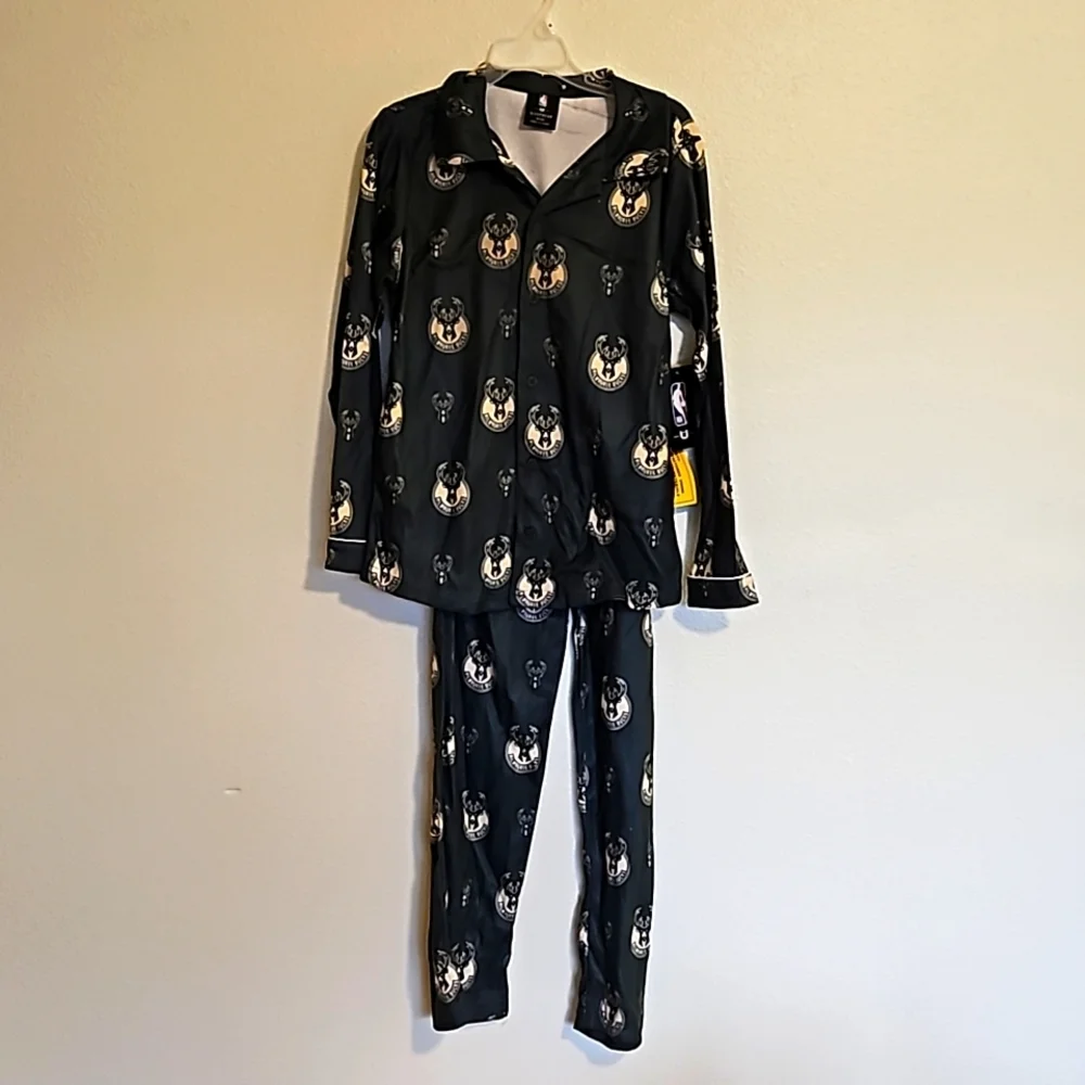 COPY - NWT Milwaukee Bucks boys pajamas set sz. M 10 Giannis Antetokounmpo NBA